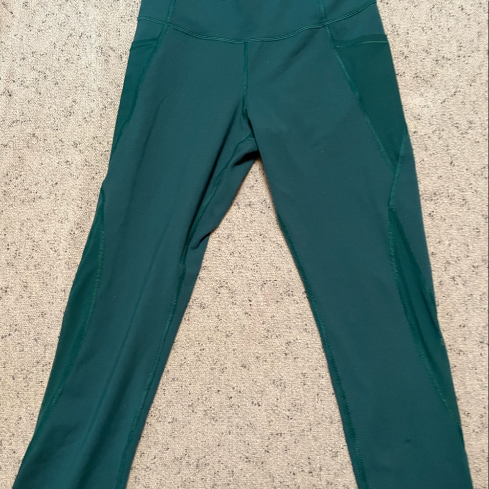 Old navy elevate go dry 7/8 length dark green leggings. Size medium